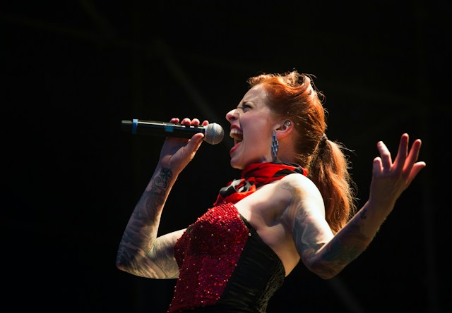 Cantora performando em palco
