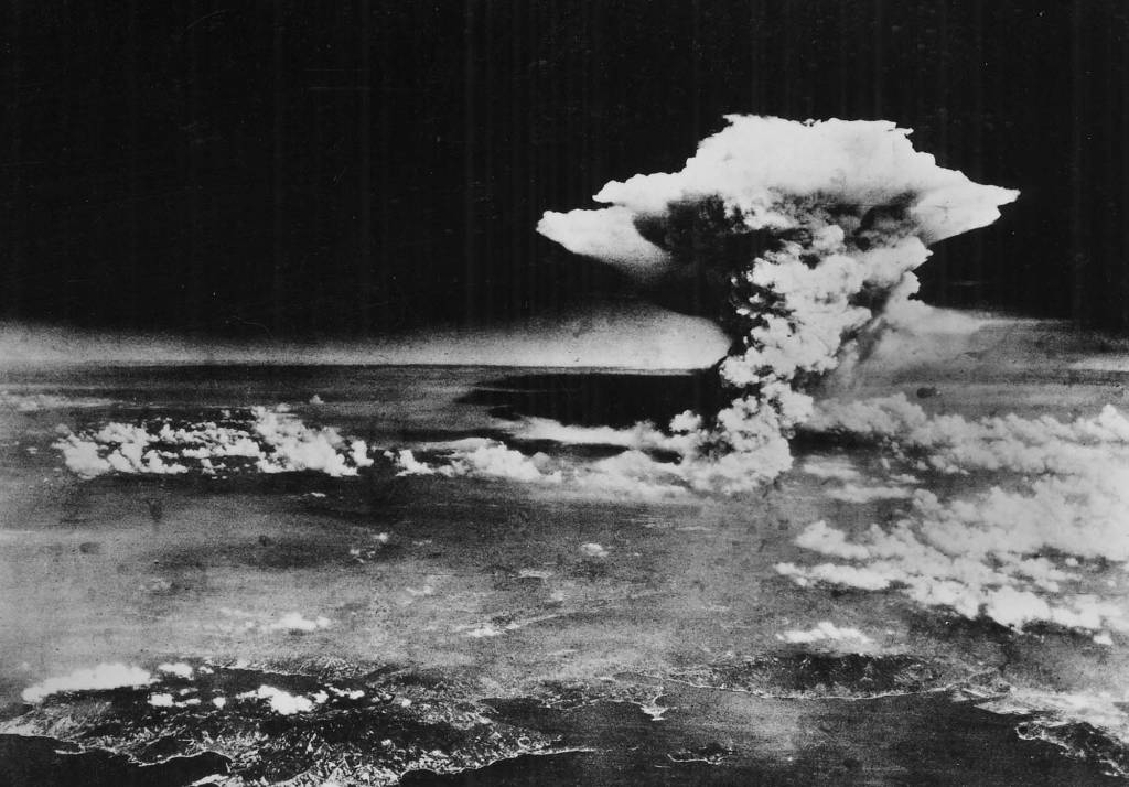 HIROSHIMA MUSHROOM CLOUD NUCLEAR BOMB EXPLOSION Imagem da nuvem atômica de Hiroshima formada após a explosão da bomba