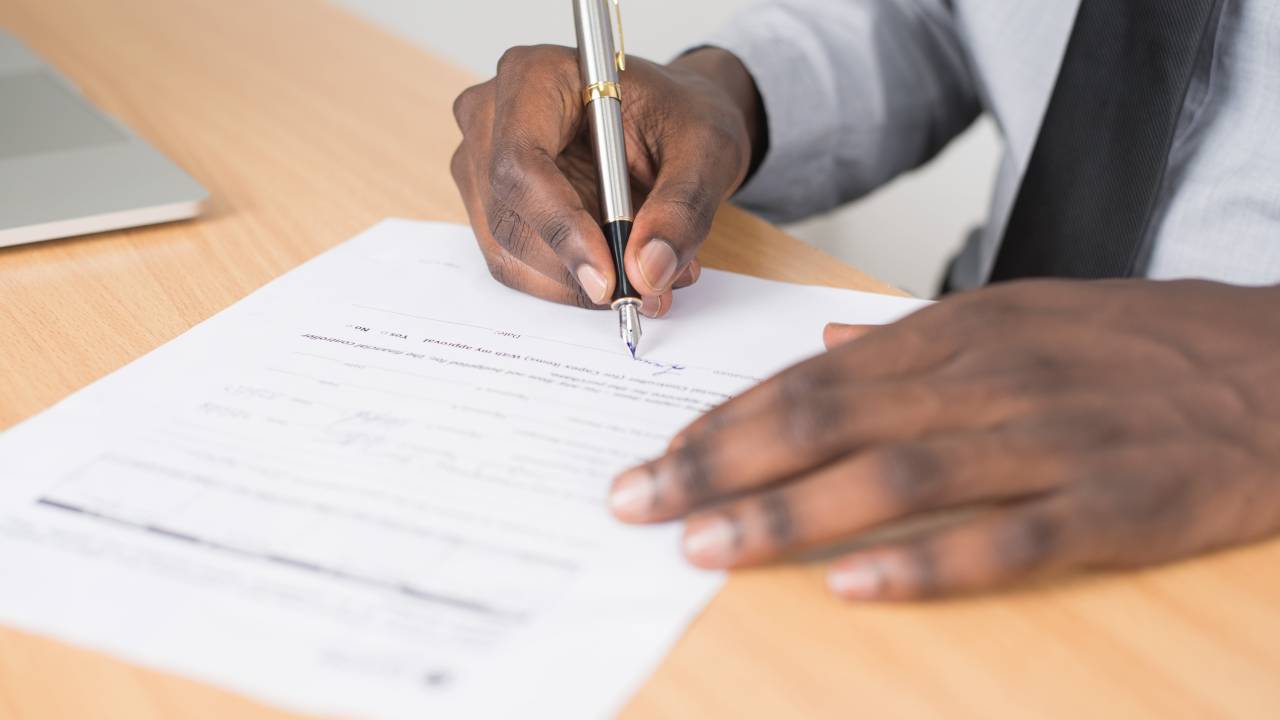 mãos de um homem assinado papel