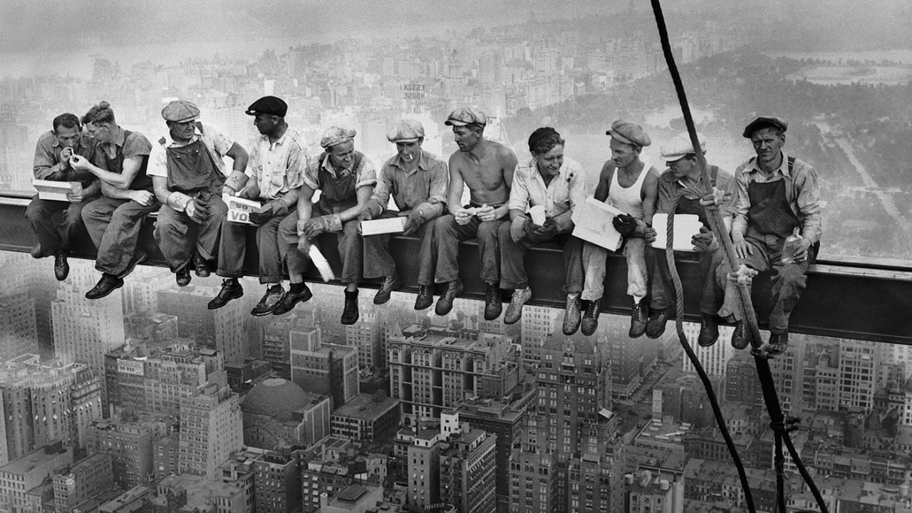Fotografia "Lunch atop a skycraper", de Charles Clyde Ebbets, retrata funcionários durante horário de almoço em construção do Rockefeller Center, em Nova York, EUA.