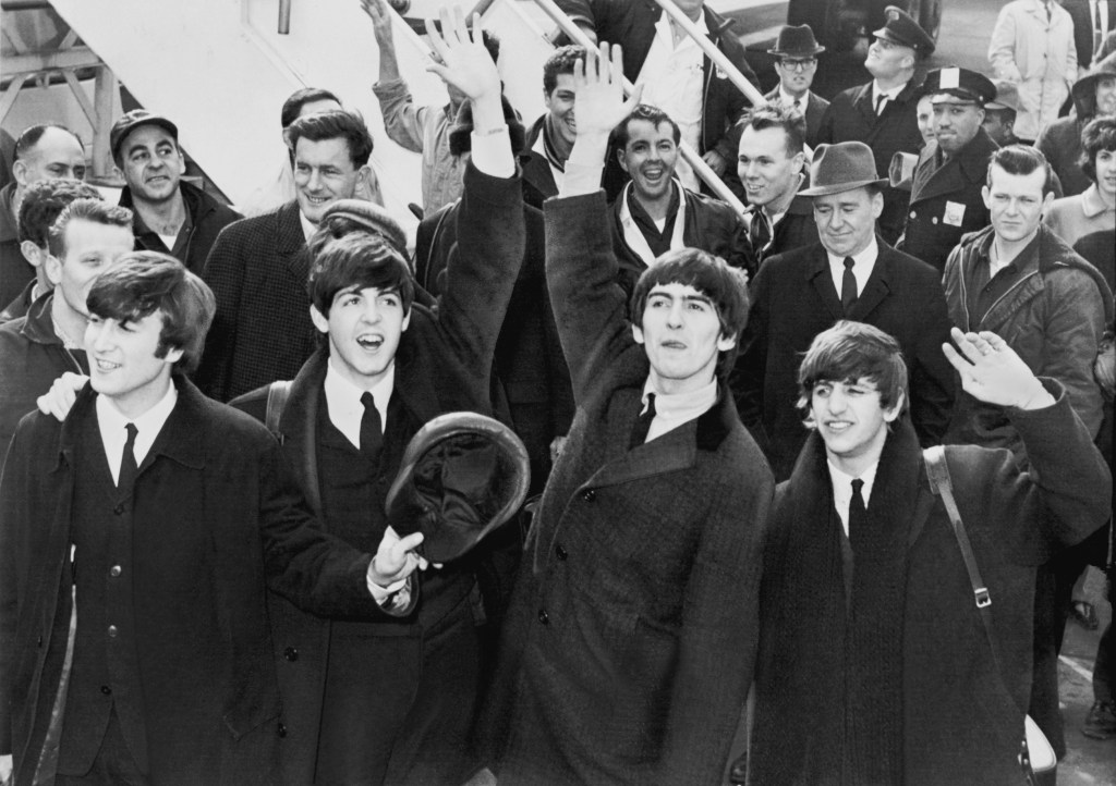 Os Beatles desembarcam no aeroporto JFK, em Nova York, em fevereiro de 1964