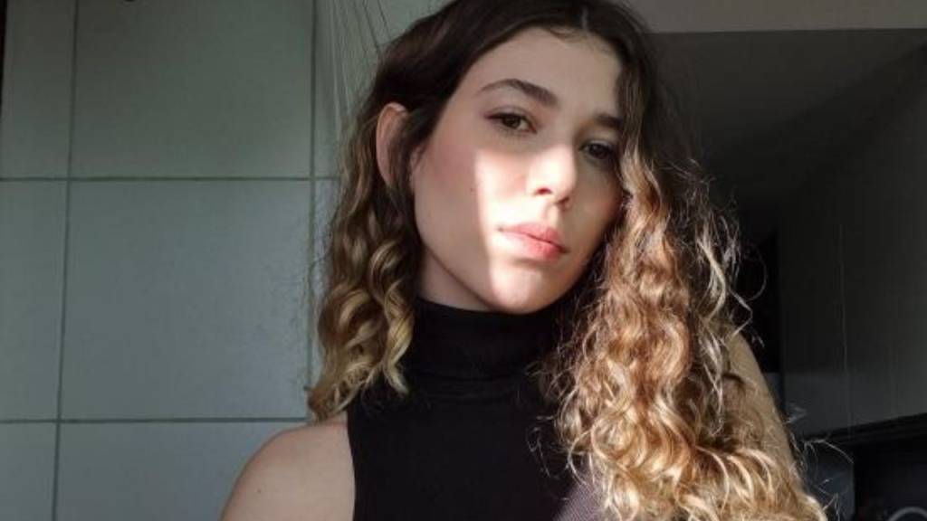 LUMA ESTUDANTE APROVADA luma estudante branca de cabelos cacheados