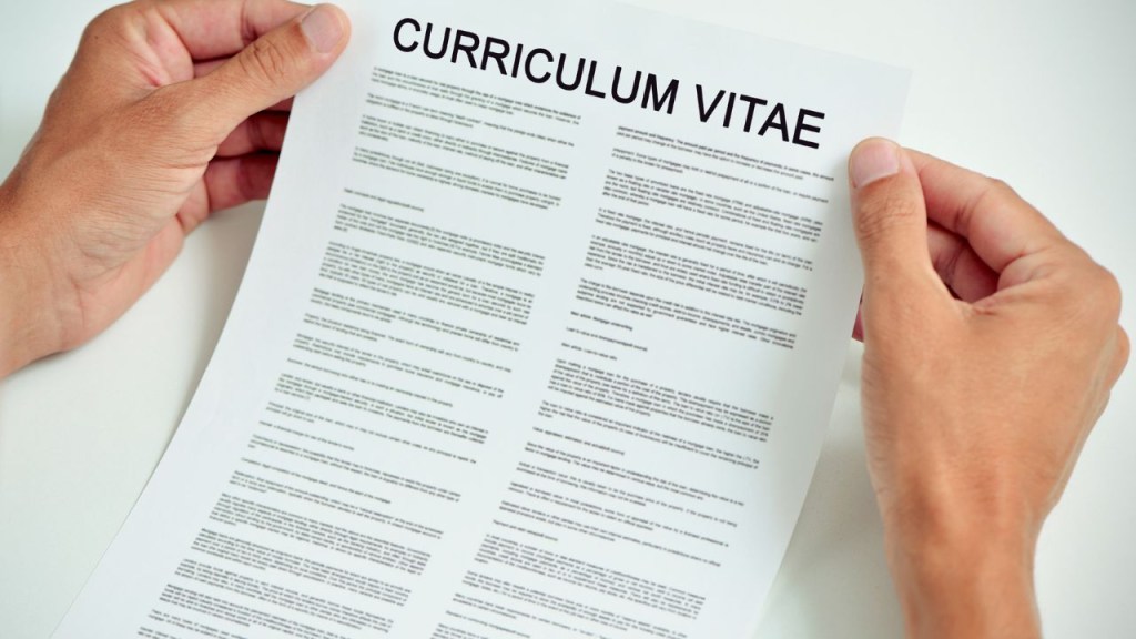 “Currículo” ou “curriculum”: qual é o certo?