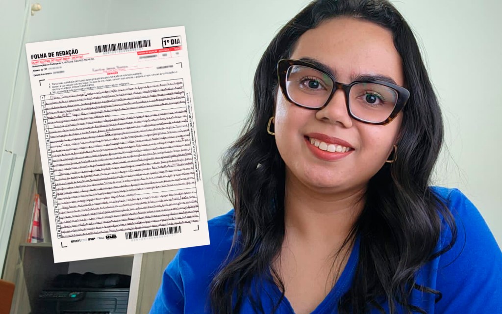 a candidata Karol Teixeira, de 20 anos, ao lado do seu texto nota 1000 na redação do Enem 2023