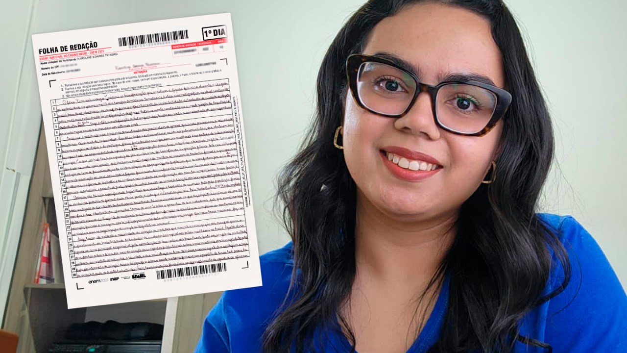 a candidata Karol Teixeira, de 20 anos, ao lado do seu texto nota 1000 na redação do Enem 2023