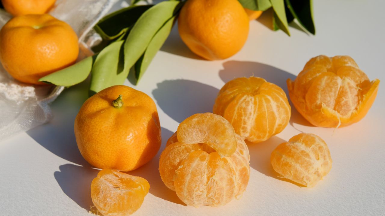 tangerinas sobre a mesa