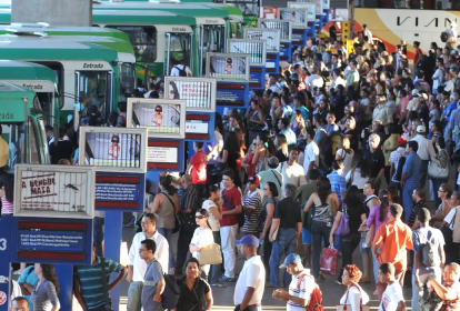 pessoas em rodoviária, transporte público