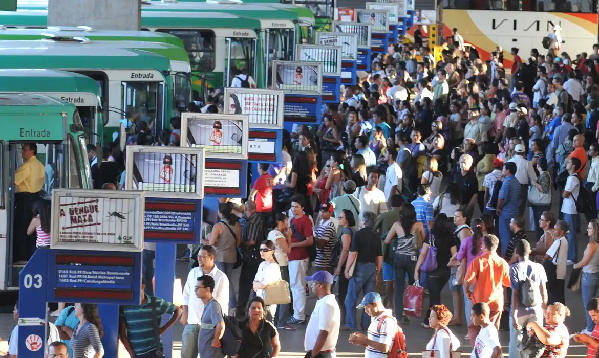 pessoas em rodoviária, transporte público