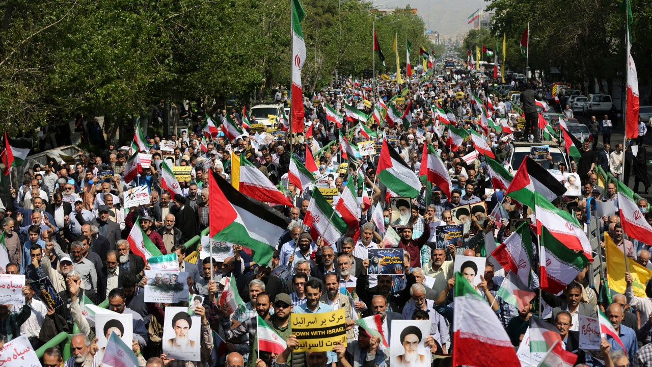 Manifestação em Teerã, em 19 de abril, contra o ataque de Israel ao país, na qual se veem bandeiras do Irã e da Palestina e cartazes com o rosto do aiatolá Khomeini