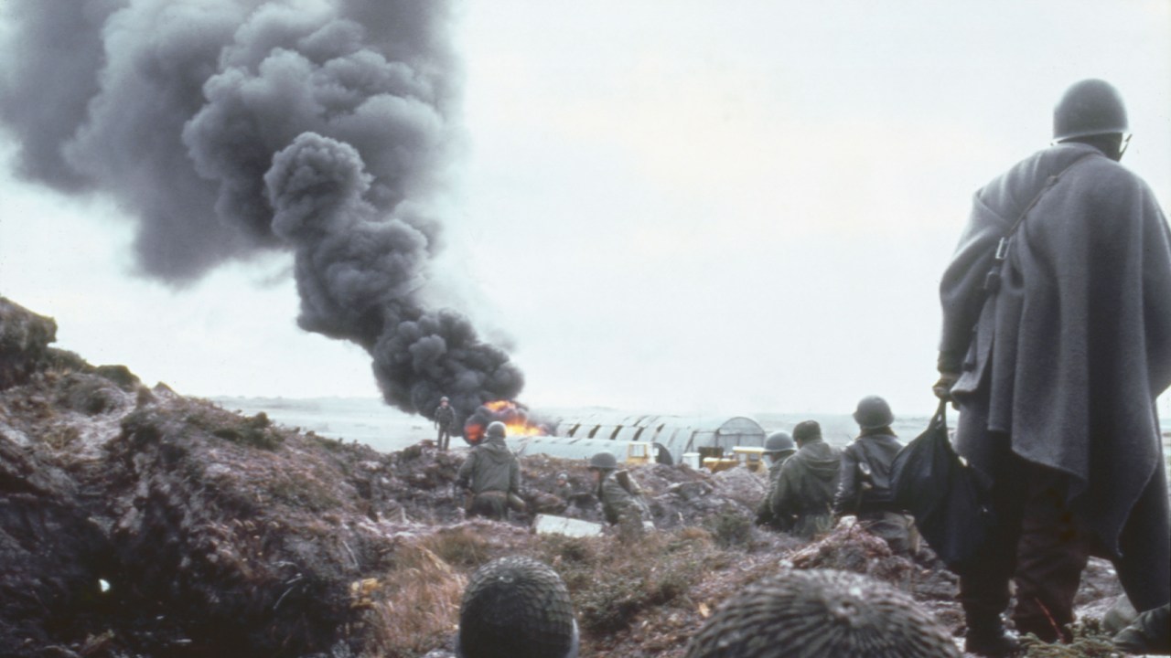 Tropas argentinas são bombadeadas pelas forças britânicas em Porto Argentino (Port Stanley), nas Ilhas Malvinas, durante a guerra, em 1982