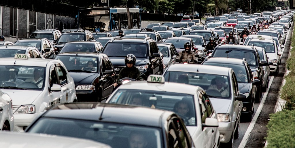 Transporte difícil e caro nas grandes cidades brasileiras abriu caminho para as plataformas de transporte de passageiros
