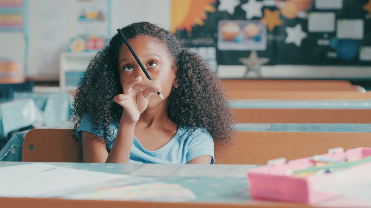 menina entretida com um lápis