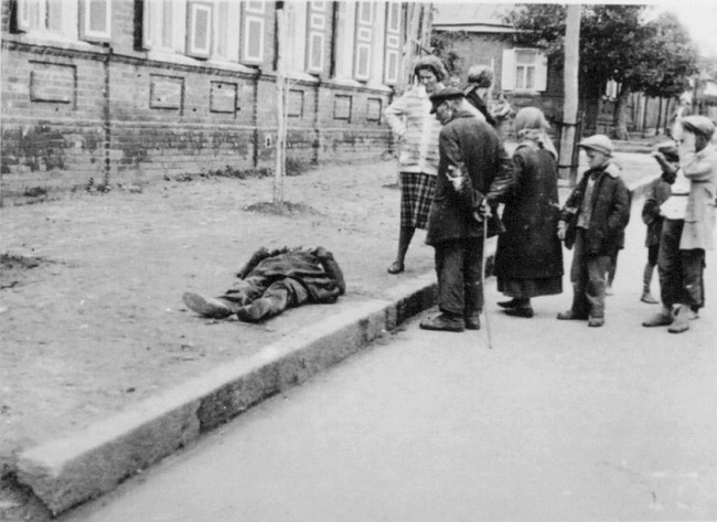 Vítima do Holodomor em uma rua de Carcóvia