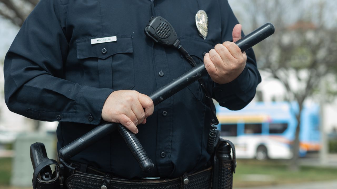 policial com cassetete