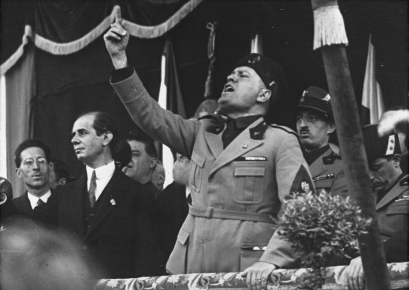 O fascista italiano Benito Mussolini em Milão, 1930