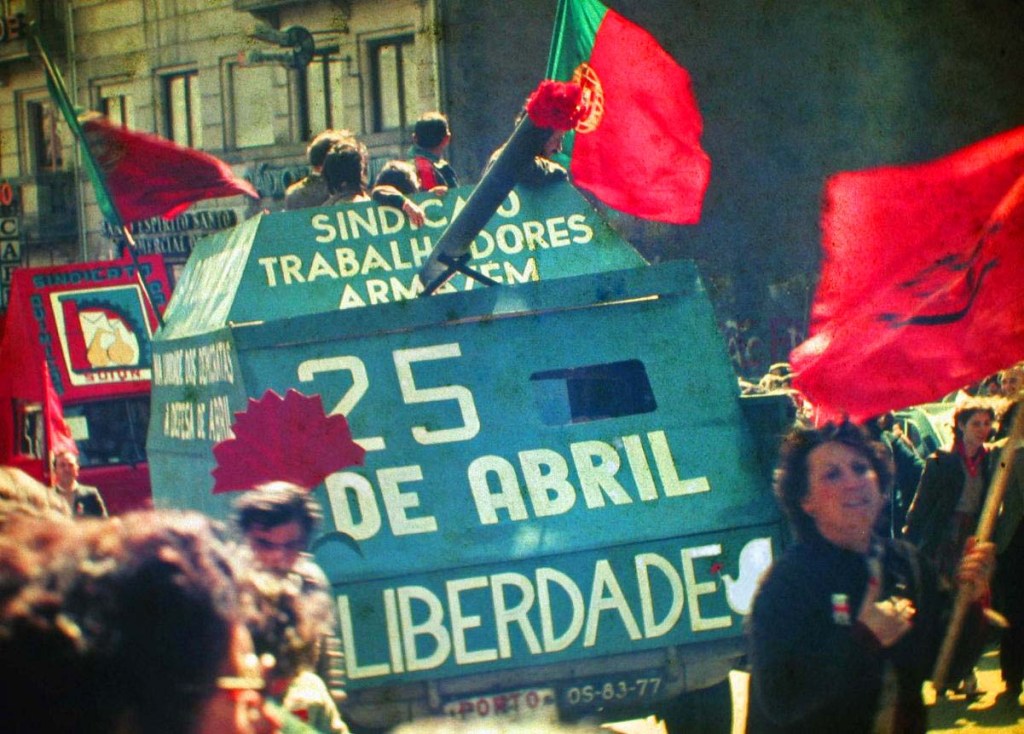 Revolução dos Cravos: o movimento pacífico que derrubou um ditador