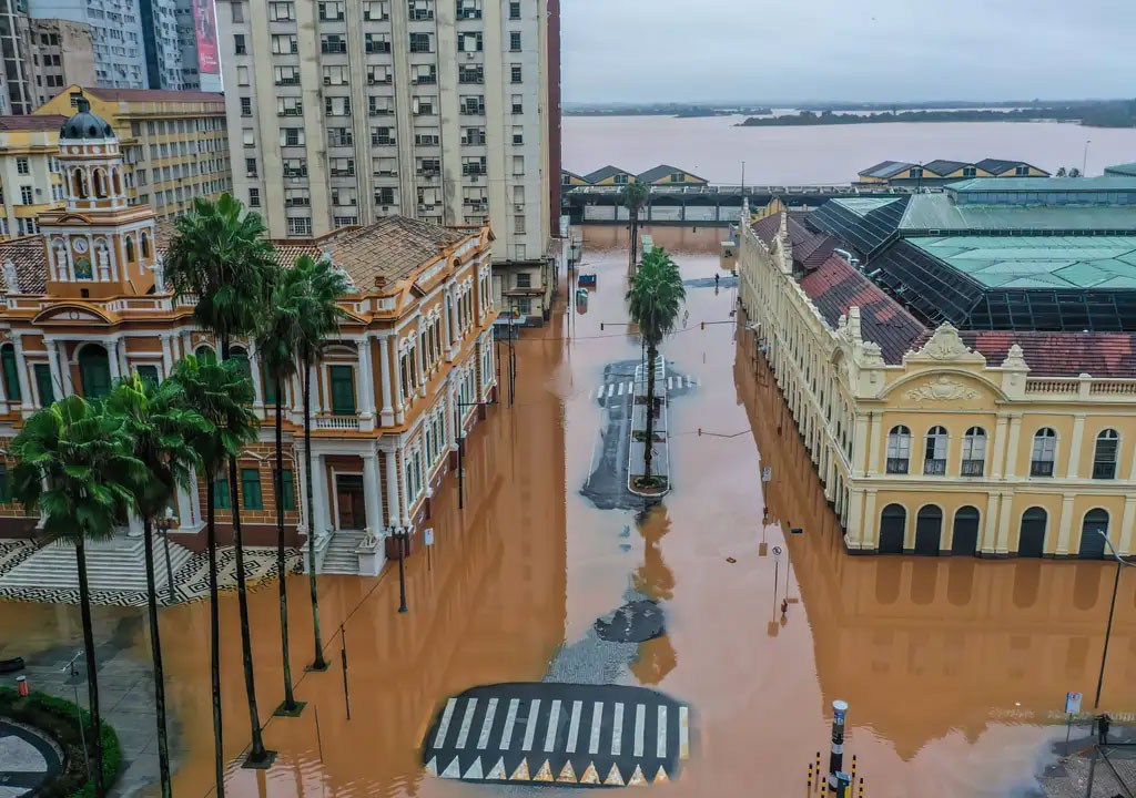 Centro de Porto Alegre, em 3 de maio de 2024, alagado pela cheia do rio Guaíba, com vista da Prefeitura (à esq.) e do Mercado Municipal (à dir.)