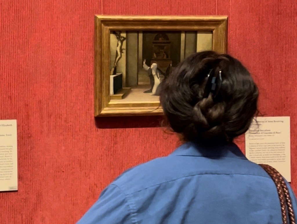 Mulher observa obra de arte em museu