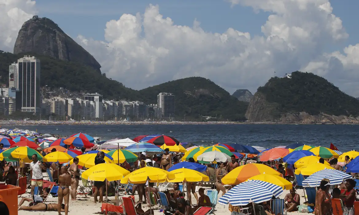 Praia no Rio de Janeiro lotada de banhistas