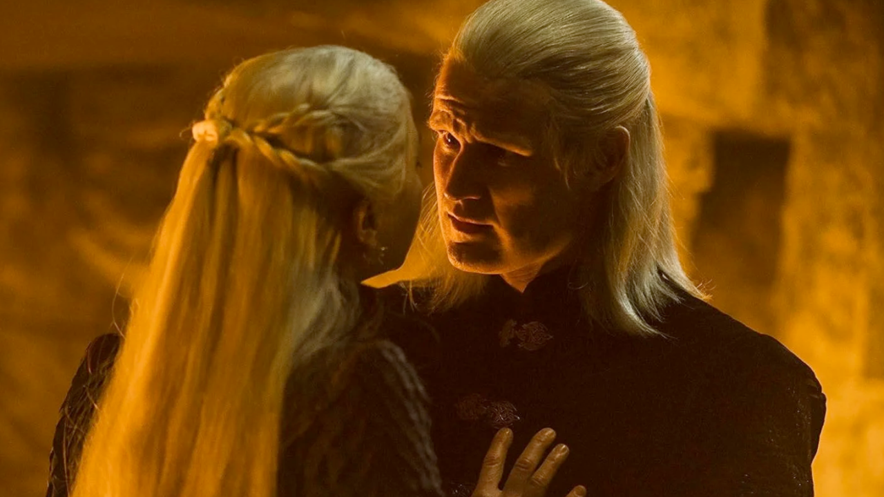 Os personagens Rhaenyra e Daemon Targaryen em cena de "A Casa do Dragão"