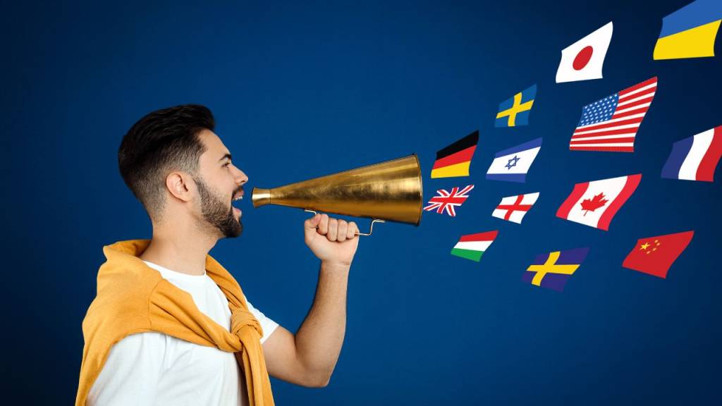 interprete homem com megafone falando várias línguas