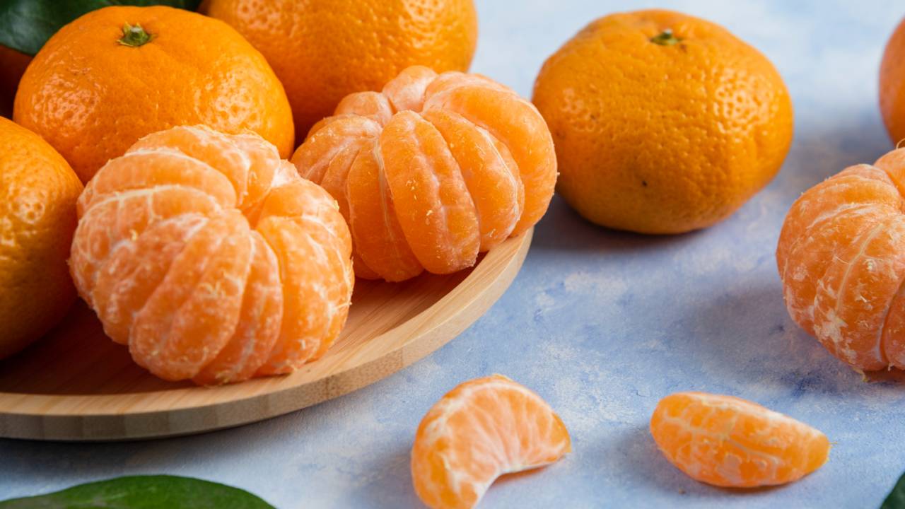 A fruta mexerica, descascada em cima de recipiente