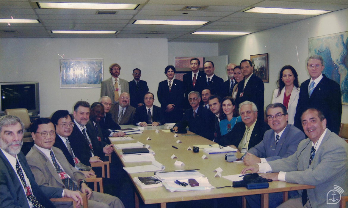 Delegação brasileira em sala de reunião na ONU, em 2004