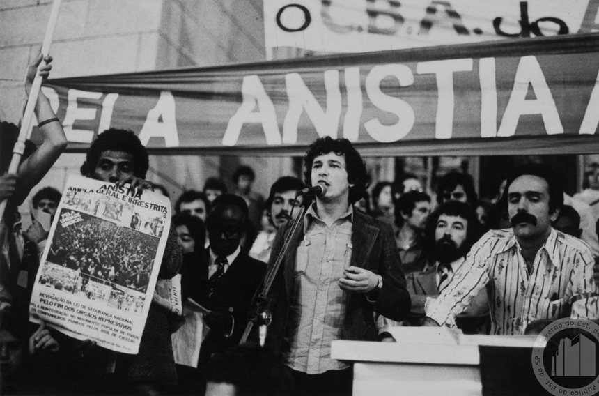 D.H.; Anistia; Manifestacao pela anistia em Sao Paulo, na Praca da Se em 08/09/1979. Metalurgico Ubiracy, deputado Geraldo Siqueira (MDB), deputado Fernando Morquis (MDB) e o advogado Luis Eduardo Greenhalgh, presidente dirigente do CBA-SP; 08/09/1979