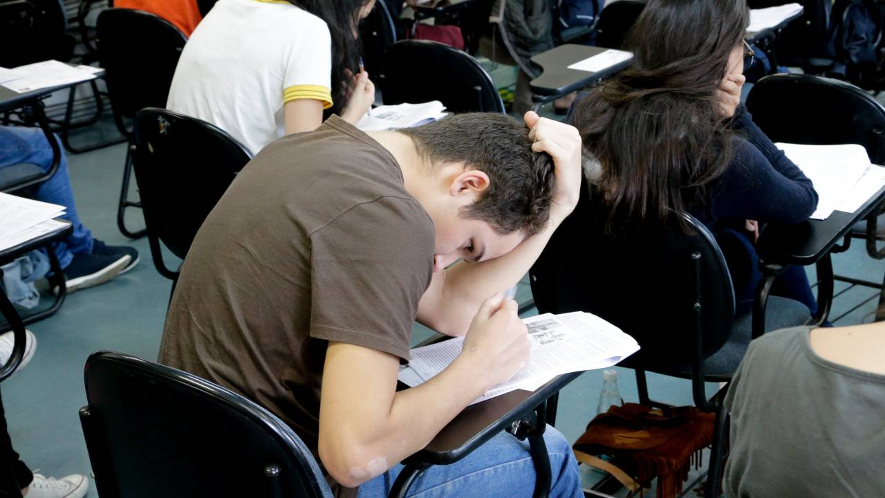 Candidatos concentrados fazendo a prova da primeira fase do vestibular