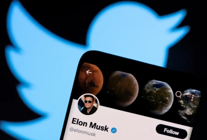 Mão segura celular com perfil de Elon Musk no X