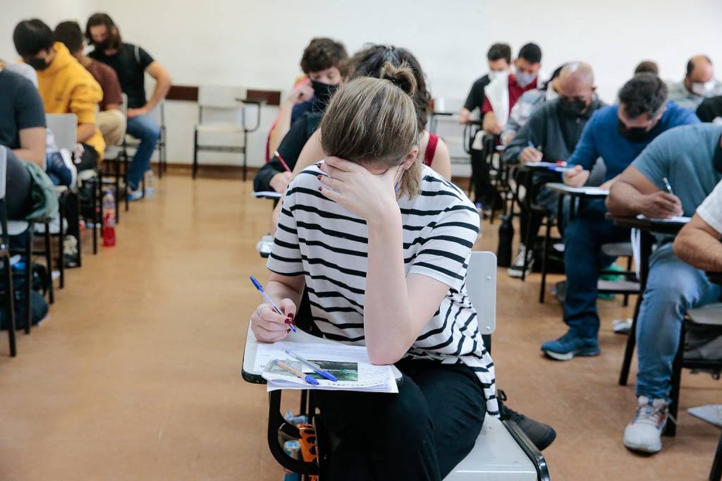 Prova da Fuvest de quase 50 anos atrás viraliza nas redes: “podia voltar a ser assim”