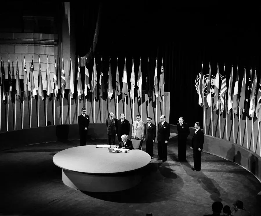 fundacao-onu Representantes de países assinam carta das Nações Unidas, em cerimônia da ONU em 1945
