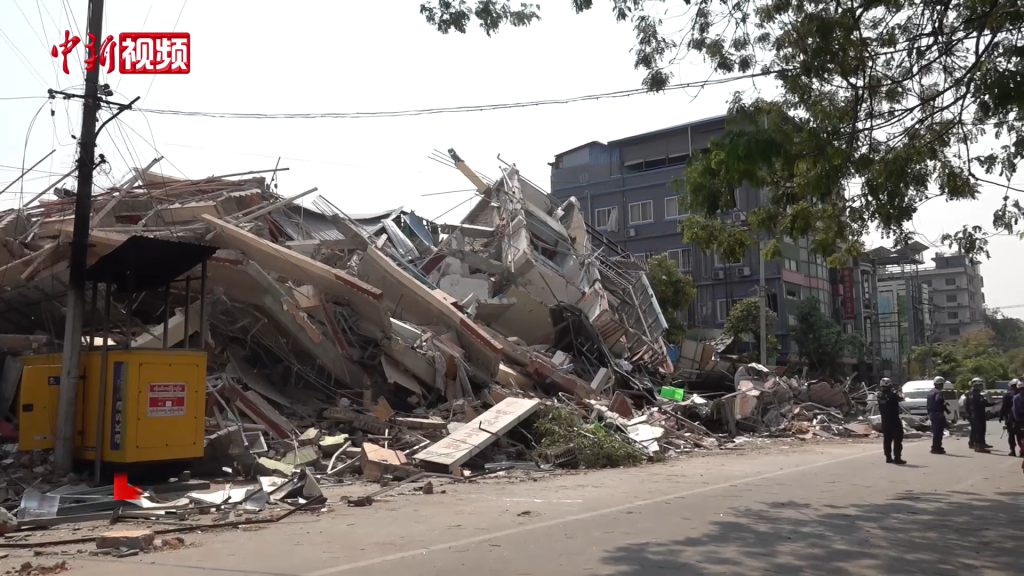Captura de tela de um vídeo do China News Service que mostra as consequências do terremoto em Mianmar de março de 2025