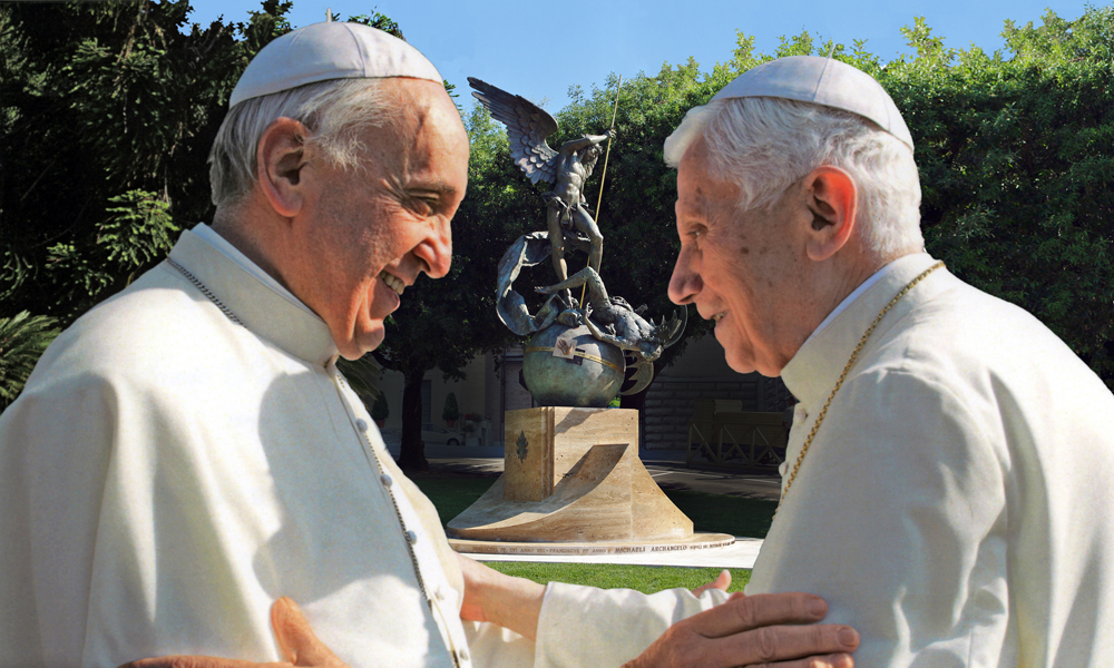 O Papa Francisco se reúne com Bento XVI para inaugurar uma estátua de São Miguel nos Jardins do Vaticano, julho de 2013