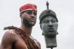 Ativistas, grupos culturais e religiosos comemorando o Dia da Consciência Negra com atividades em frente à estátua de Zumbi dos Palmares, no centro do Rio de Janeiro.