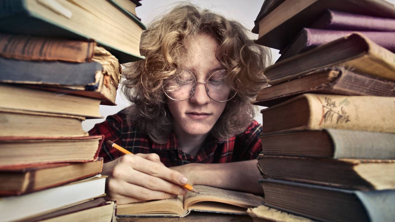 estudante lendo livros