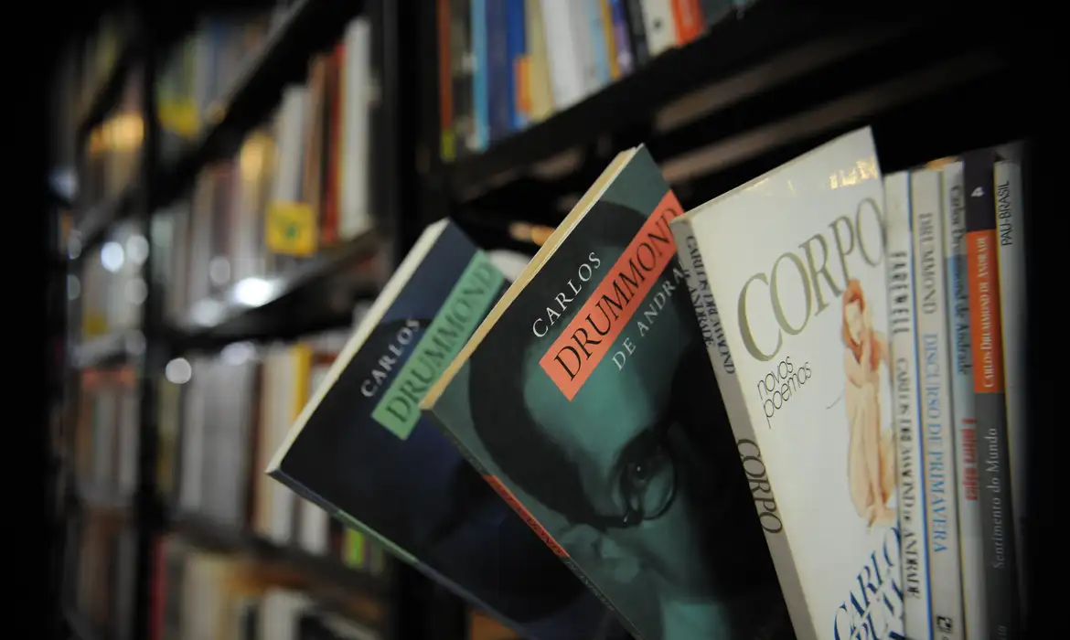 Livros de Drummond em destaque em estante de livraria