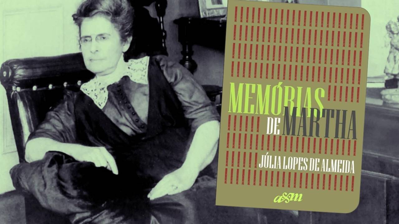 Autora Júlia Lopes de Almeida posa sentada em sua casa, ao lado há uma sobreposição com a capa do seu livro, "Memórias de Martha"