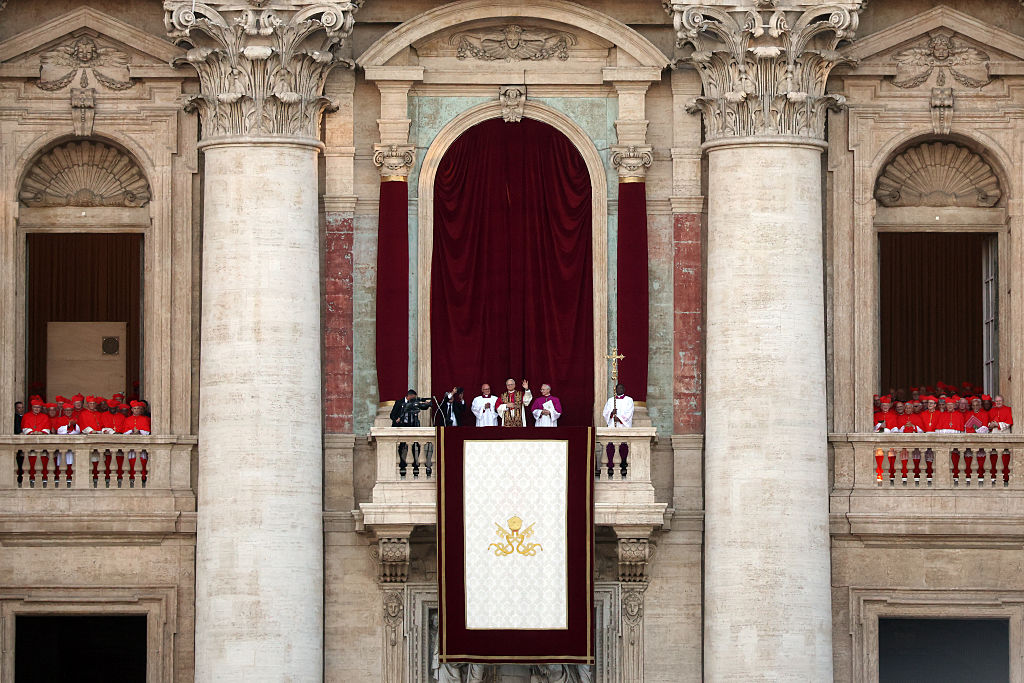 O novo papa eleito, Leão XIV, é anunciado na sacada da Basílica de São Paulo em 8 de maio de 2025