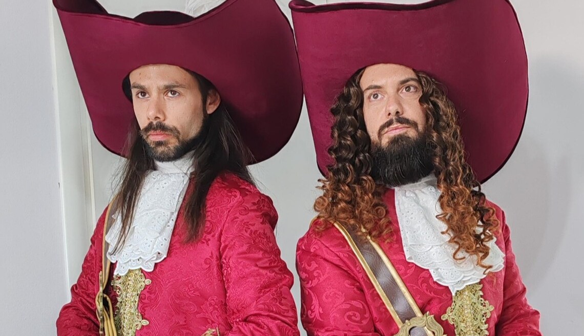 Dois homens fantasiados de Capitão Gancho
