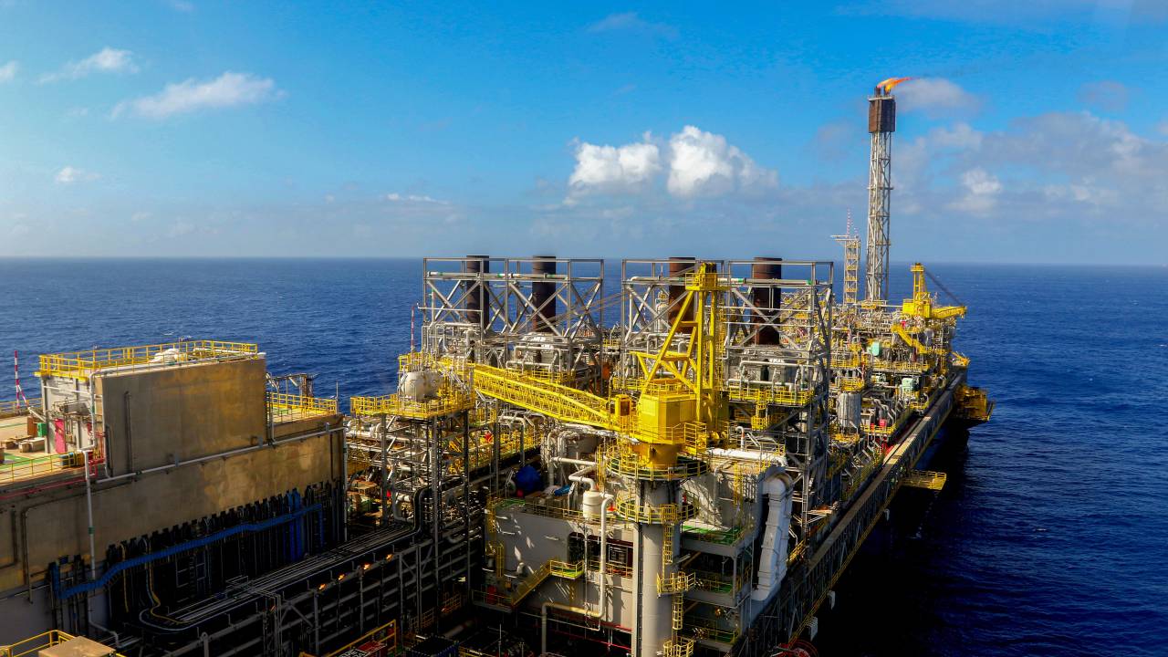 Navio-plataforma P-71, instalado na bacia de Santos: descoberta do pré-sal ampliou muito as reservas de petróleo do Brasil