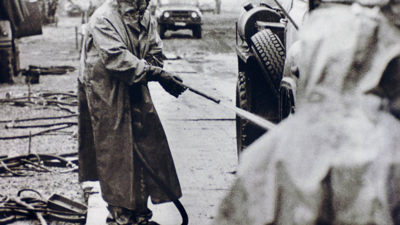 Acervos históricos sobre o acidente de Chernobyl da Sociedade Ucraniana para Amizade e Relações Culturais com Países Estrangeiros (USFCRFC). A convocação para reservistas foi anunciada nos cartórios de registro e alistamento militar. Reservista durante atividades de descontaminação.