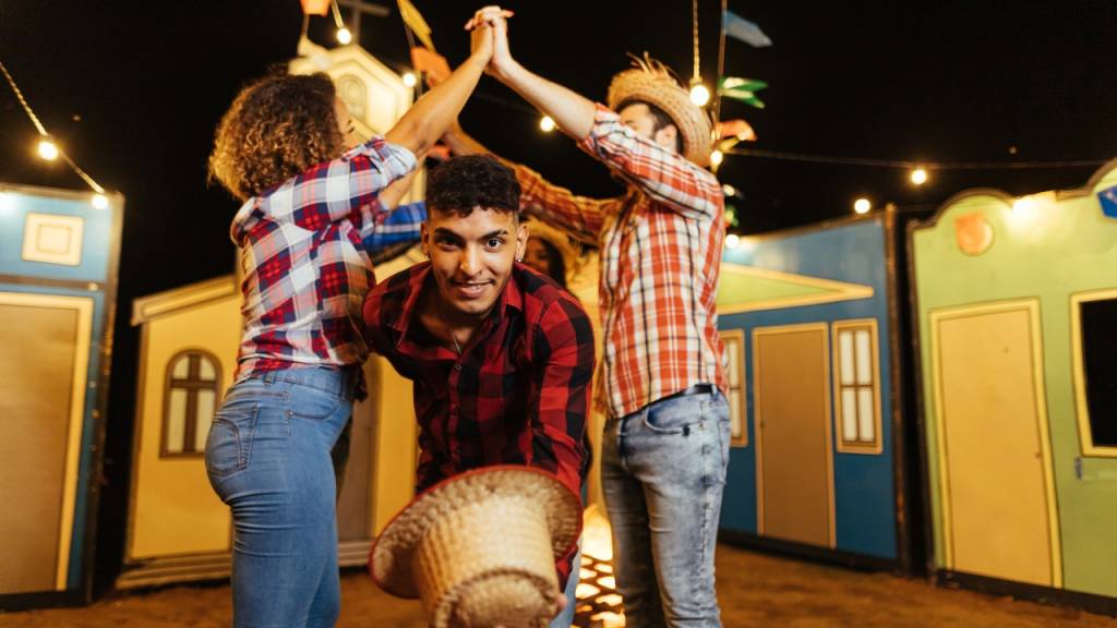 Arraiá ou arraial: qual é o certo?
