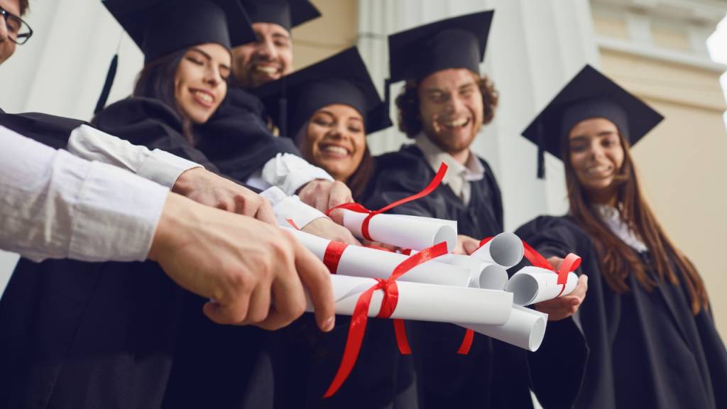 Entenda por que o MEC acabou com o diploma em papel para quem se forma na faculdade