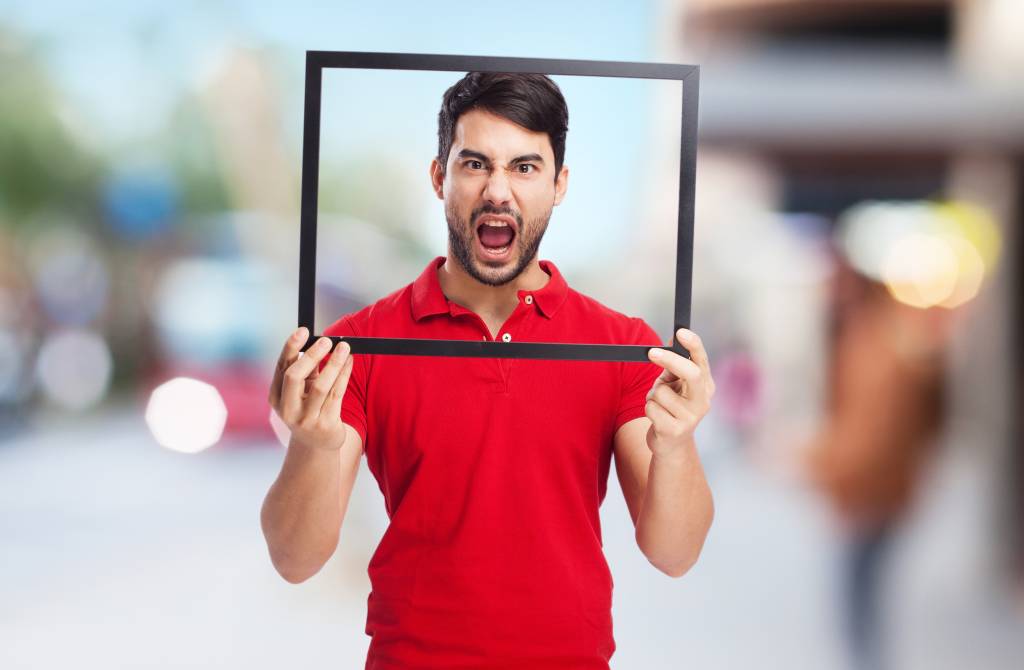 “Emoldurar” ou “moldurar”: qual é o jeito certo?