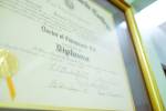 Diploma universitário impresso emoldurado na parede