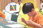 Garoto participar de concurso de ábaco mental. Intervenção artística com balão de pensamento com um ábaco dentro