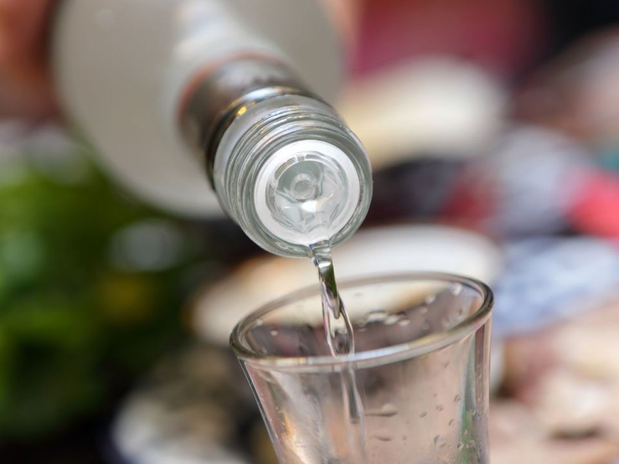O que é metanol? Saiba a química que torna as bebidas tóxicas | Guia do  Estudante