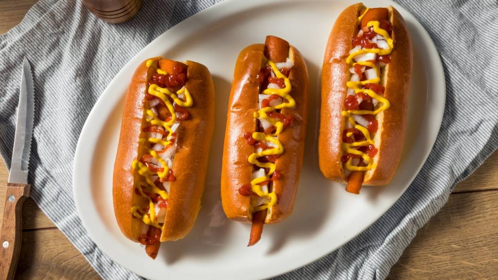Qual o plural de cachorro-quente?