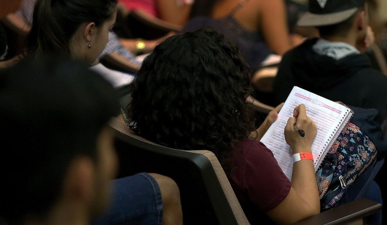 estudante-revisao-caderno-sala-de-aula